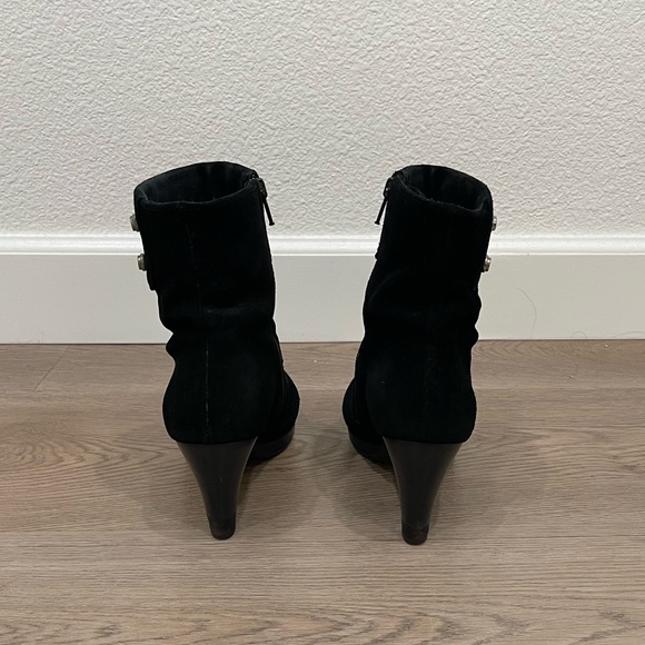 La Canadienne Waterproof Suede black boots in size 7. - Picture 3 of 6